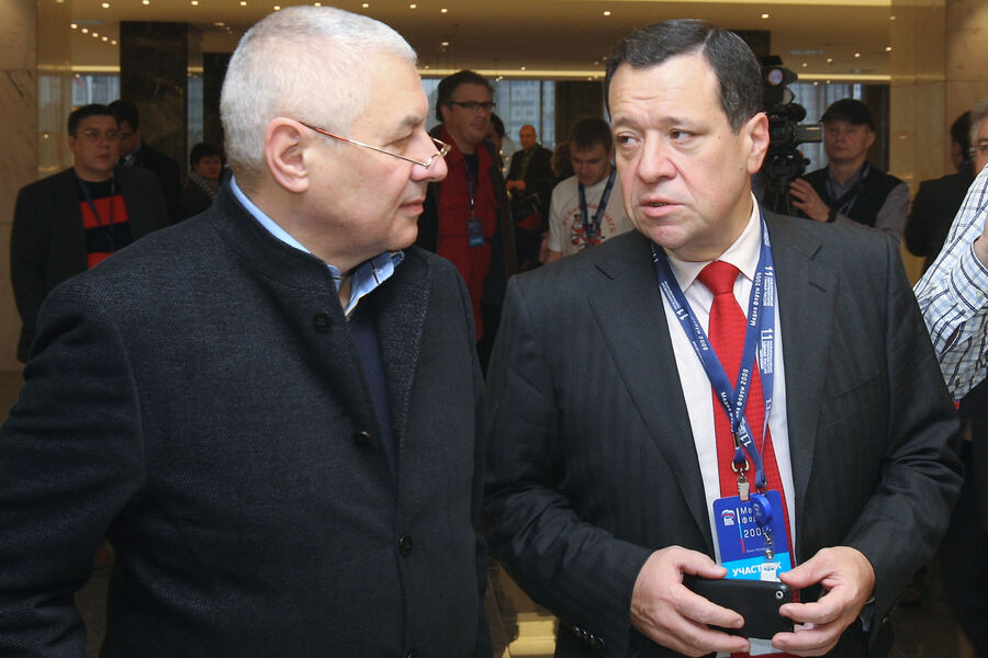 Политолог Глеб Павловский и юрист, депутат Андрей Макаров перед&nbsp;началом работы V Всероссийского медиафорума &laquo;Единой России&raquo;, 2009&nbsp;год 