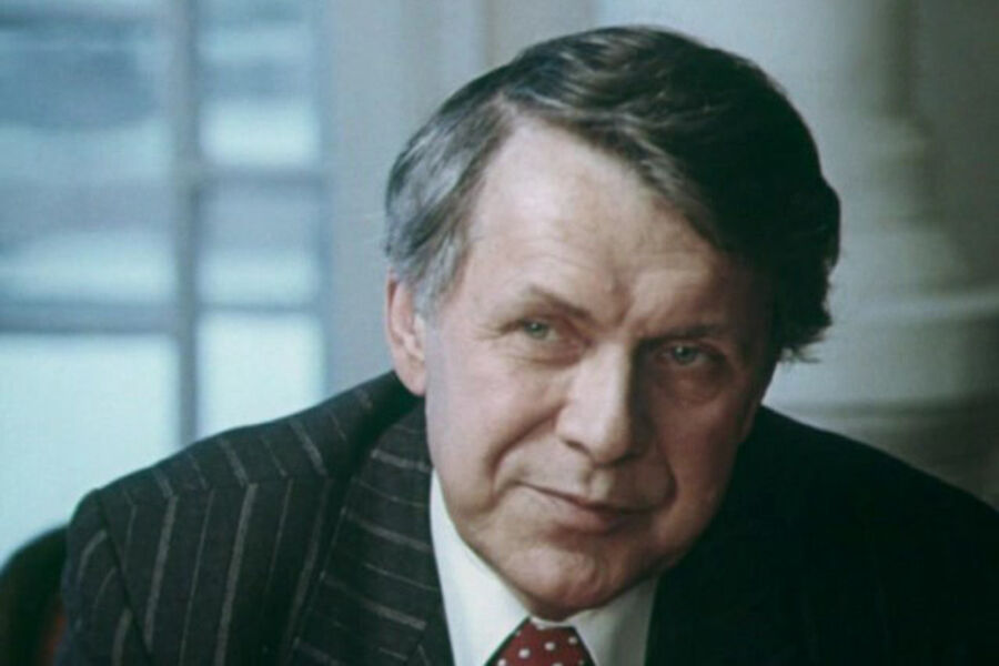 Кадр из&nbsp;фильма &laquo;Выгодный контракт&raquo; (1979)
