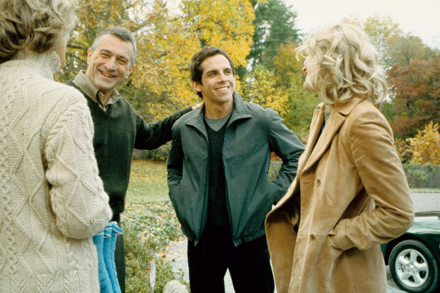 <b>“Знакомство с&nbsp;родителями” (2000)</b>
<br><br>
В&nbsp;культовой комедии режиссера Джея Роуча Бен Стиллер перевоплотился в&nbsp;добродушного, но страшно невезучего медбрата Грега Факера, который отправляется знакомиться с&nbsp;родителями своей возлюбленной Пэм (Тери Поло). Он мечтает жениться на&nbsp;девушке, но получить благословение от ее отца Джека (Роберт Де Ниро) не так просто: последний — бывший агент ЦРУ и проверяет потенциального зятя по&nbsp;полной. Фильм имел большой успех и впоследствии получил целых два продолжения — “Знакомство с&nbsp;Факерами” (2004) и “Знакомство с&nbsp;Факерами 2” (2010).
