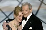 Стрип вручает Питеру О'Тулу «Оскар» за вклад в кино, 2003 год 