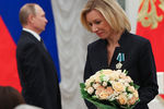 Владимир Путин и официальный представитель МИД России Мария Захарова, награжденная орденом Дружбы, во время церемонии вручения государственных наград в Кремле
