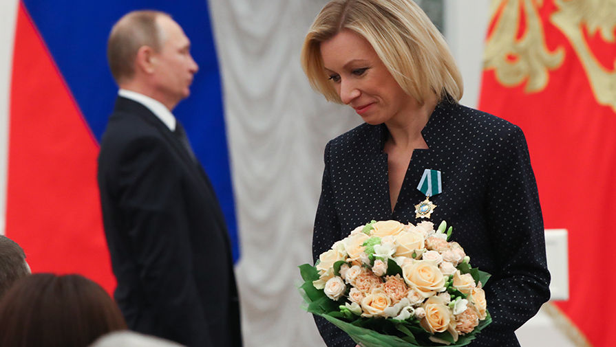 Владимир Путин и официальный представитель МИД России Мария Захарова, награжденная орденом Дружбы, во время церемонии вручения государственных наград в&nbsp;Кремле