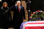 Первая леди США Мелания и президент Дональд Трамп во время прощания с бывшим президентом Джорджем Бушем-старшим в ротонде Капитолия в Вашингтоне, 3 декабря 2018 года