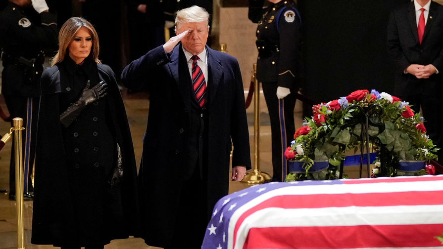 Первая леди США Мелания и президент Дональд Трамп во время прощания с бывшим президентом Джорджем Бушем-старшим в ротонде Капитолия в Вашингтоне, 3 декабря 2018 года