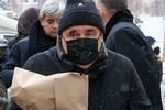 Ресторатор Александр Раппопорт у здания театрально-концертного музыкального объединения «Градский Холл» в Москве во время церемонии прощания с народным артистом России, певцом Александром Градским, 1 декабря 2021 года 
