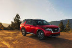 В конце зимы в Россию вернется Nissan Pathfinder. Полноразмерный нового поколения стал чуть короче предшественника, но немного шире и выше его. Автомобиль будет доступен в семи- и восьми местном исполнении. Версия, рассчитанная на семерых пассажиров, оснащается раздельными креслами второго ряда, между которыми установлена быстросъёмная консоль с подстаканниками и боксами для хранения мелочей. В качестве опции предлагается центральная подушка безопасности, которая в случае аварии «выстреливает» между передними сидениями и защищает водителя и пассажира от столкновения друг с другом. В России новый Nissan Pathfinder будет доступен только с 3,5 литровым бензиновым мотором мощностью 249 лошадиных сил, девятиступенчатым автоматом и полноприводной трансмиссий. 