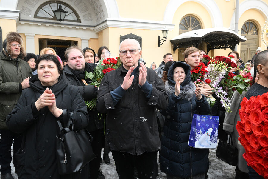 Актёр Валерий Баринов (в центре) во время выноса гроба с&nbsp;телом народного артиста СССР Юрия Соломина после церемонии прощания в&nbsp;Малом театре, 15&nbsp;января 2024&nbsp;года