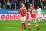3235316 14.11.2017 Игроки сборной России Фёдор Смолов и Игорь Смольников (справа) радуются забитому мячу в товарищеском матче между сборными командами России и Испании.