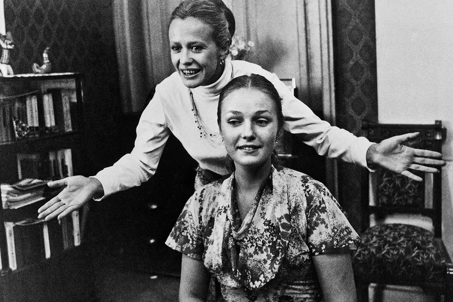 Съемки фильма &laquo;Дамы приглашают кавалеров&raquo;, 1981&nbsp;год. Нюра &mdash; актриса Марина Нееелова, Раиса &mdash; актриса Наталья Андрейченко