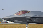 Всепогодный малозаметный истребитель-бомбардировщик F-35 на международной выставке Aero India 2025 на территории военно-воздушной базы Yelahanka в Бангалоре