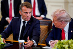 Президент Франции Эммануэль Макрон беседует с президентом США Дональдом Трампом во время переговоров с президентом Украины Владимиром Зеленским с участием европейских лидеров в Белом доме, США, 18 августа 2025 года