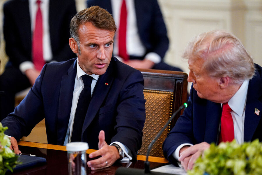 Президент Франции Эммануэль Макрон беседует с&nbsp;президентом США Дональдом Трампом во время переговоров с&nbsp;президентом Украины Владимиром Зеленским с&nbsp;участием европейских лидеров в&nbsp;Белом доме, США, 18&nbsp;августа 2025&nbsp;года