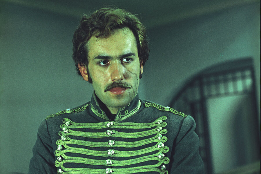 <b>Станислав Садальский в&nbsp;фильме «О бедном гусаре замолвите слово».</b>
<br><br>
Личные черты Станислава Садальского &ndash; внутренняя чистота, восторженность и простодушие &ndash; совпали с&nbsp;его героем, корнетом Плетневым, считал Эльдар Рязанов. «Актер обаятельно и с&nbsp;улыбкой показал, как в&nbsp;беспечном гуляке, храбреце, широкой, доброй натуре рождаются гражданские мысли и чувства, просыпается дремлющее до&nbsp;поры сознание, появляются глубокая серьезность и озабоченность за&nbsp;судьбу народа и Отечества», &mdash; писал режиссер. 