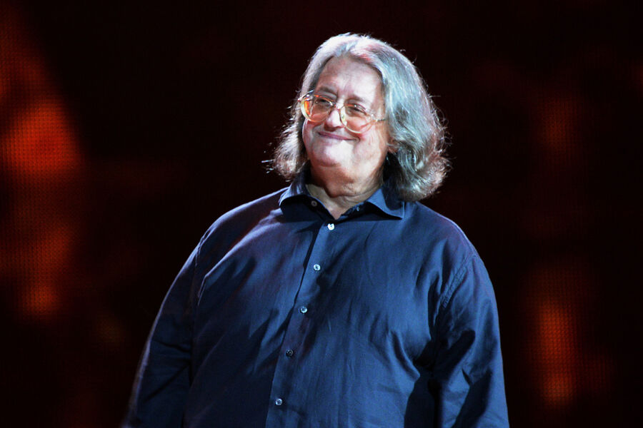 <b>Александр Градский, скончался в 72 года</b>
<br><br>
Спасти музыканта не удалось. Градский скончался 28 ноября 2021 года в возрасте 72 лет.