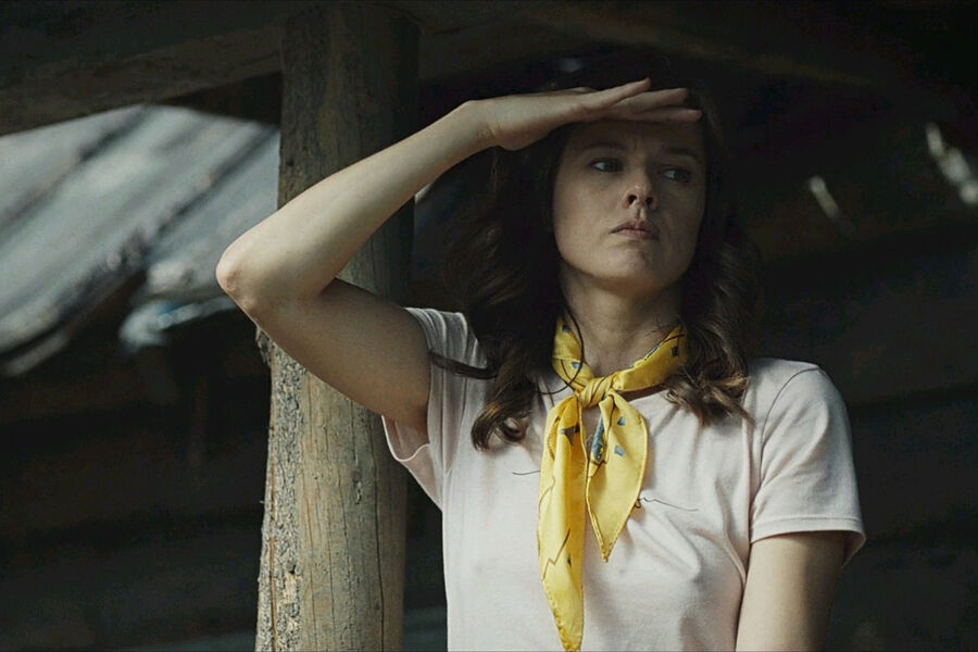 <b>«Топи» (сериал, 2021)</b>
<br><br>
В по-настоящему жутком сериале о москвичах, решивших провести время — сбежав от проблем — в монастыре в Архангельской области, Шпица сыграла одну из девушек, оказавшихся в этой страшной поездке.
<br>
Перед съемками Шпице пришлось тренироваться — но не выполнять трюки или плавать в холодной воде. «Чтобы сыграть мою героиню, мне пришлось вспомнить, что такое сильное похмелье. Потренироваться обнимать фаянсового друга. А это тоже подготовка. Я не из очень опытных людей в плане употребления алкоголя и не бывала в таком состоянии», — признавалась актриса.