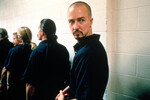 <b>“Американская история X” (1998)</b>
<br><br>
На момент премьеры “Американской истории X” Нортон имел за плечами лишь несколько проектов и всего два года стажа в кино, но уже вовсю распоряжался авторитетом молодой суперзвезды – дошло до того, что именно он делал окончательный монтаж фильма (все это происходило на фоне бесконечных споров с режиссером Тони Кэем: постановщик впоследствии говорил, что “самовлюбленный дилетант” Нортон растянул “быструю и жесткую” картину кадрами, где “все плачут в объятьях друг друга”, ради увеличения своего экранного времени). Как бы то ни было, именно финальный вариант за авторством актера (ради роли маргинала Дерека, перевоспитывающегося в тюрьме, он набрал почти 15 кг мышечной массы) до сих пор считается одной из лучших драм о губительной природе ненависти.
