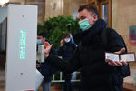 Студент в защитной маске измеряет температуру на входе в здание Московского государственного университета имени М. В. Ломоносова, 8 февраля 2021 год
