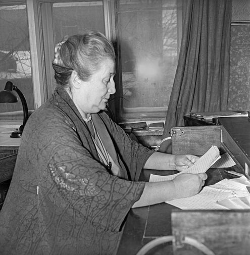 В&nbsp;1951 году Ахматову восстановили в&nbsp;Союзе писателей и выделили ей дачный дом в&nbsp;поселке Комарово. Лев Гумилев был освобожден в&nbsp;1956 году после XX съезда КПСС, на&nbsp;котором были осуждены репрессии и культ личности Сталина. В&nbsp;1958 году вышел ее новый сборник «Стихотворения». На&nbsp;фото Анна Ахматова в&nbsp;1958 году