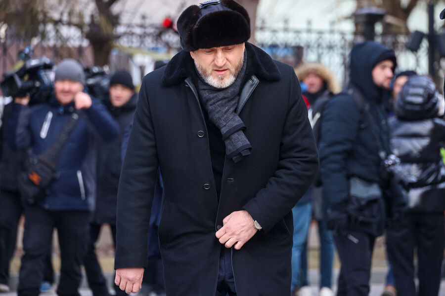 Министр Чеченской Республики по&nbsp;национальной политике, внешним связям, печати и информации Джамбулат Умаров у&nbsp;Храма Святителя Николая во время прощания с&nbsp;актером Олегом Стриженовым, 12&nbsp;февраля 2025&nbsp;года 