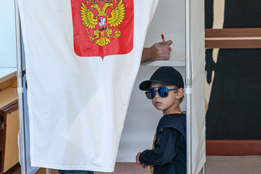Избиратели голосуют на&nbsp;выборах губернатора Камчатского края на&nbsp;избирательном участке в&nbsp;Петропавловске-Камчатском, 13&nbsp;сентября 2025&nbsp;года