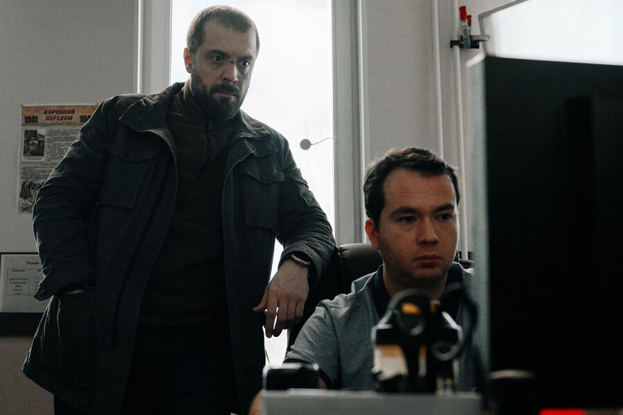 <b>«Бар «Один звонок» — 1&nbsp;сезон, реж. Сергей Филатов</b>
<br><br>
<b>Где и когда смотреть:</b> на&nbsp;Kion — с&nbsp;1 октября
<br><br>
Сюжет шоу Сергея Филатова («Урок») вращается вокруг таинственного заведения, где гостей встречает бармен (Козловский), помогающий им позвонить умершим. В&nbsp;актерском составе — Александр Ильин — младший («Интерны»), Оксана Акиньшина («Чернобыль»), Полина Ауг («Мастер и Маргарита»), Павел Ворожцов («Между нами химия»), Антон Кузнецов («ЮЗЗЗ») и Иван Макаревич («Ника»).
