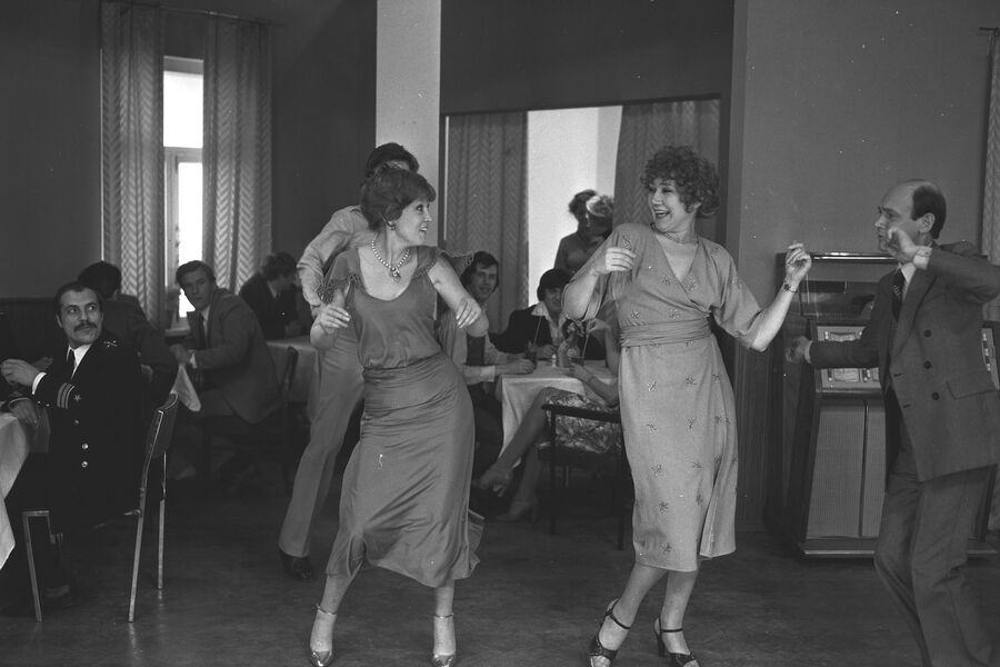 <b>Людмила Гурченко, Наталья Назарова и Станислав Соколов на&nbsp;съемках фильма «Любимая женщина механика Гаврилова».</b>
<br><br>
Снимаясь в&nbsp;фильме Петра Тодоровского «Любимая женщина механика Гаврилова», Людмила Гурченко часто не соглашалась с&nbsp;режиссером, переделывала диалоги и придумывала костюмы для&nbsp;своей героини. Картина была показана на&nbsp;Международном кинофестивале в&nbsp;Маниле. В&nbsp;конкурсе участвовали ленты с&nbsp;Мэрил Стрип и Роми Шнайдер. Тем не менее приз за&nbsp;лучшую женскую роль получила Людмила Гурченко. 