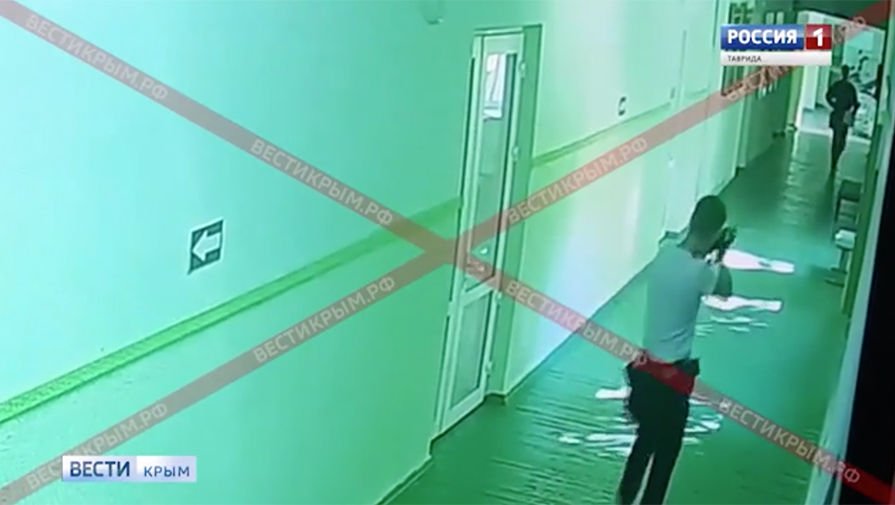 Нападение на колледж в Керчи. Скриншот видео с камер наблюдения.