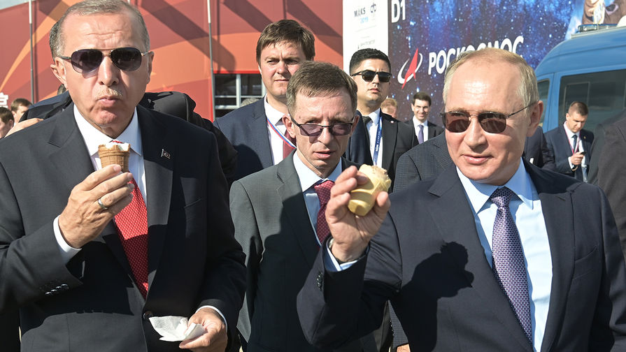 Президенты России и Турции Владимир Путин и Реджеп Тайип Эрдоган с&nbsp;мороженым на&nbsp;авиасалоне МАКС в&nbsp;подмосковном Жуковском, 27 августа 2019 года