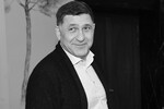 <b>Сергей Пускепалис (15 апреля 1966 — 20 сентября 2022)</b> — советский и российский актер и режиссер театра и кино, политический деятель. Художественный руководитель Ярославского театра драмы имени Ф. Волкова с августа 2019 года до 20 сентября 2022 года. Заслуженный артист РФ. Среди его главных ролей в кино — «На острие», «Жизнь и судьба», «Как я провел этим летом», «Сибирь. Монамур», «1941. Крылья над Берлином», «Простые вещи» и «Прогулка». Также актер появлялся в сериалах «Крестный», «Крик совы» и «Операция «Мухаббат»
