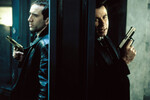 <b>«Без лица», 1997</b>
<br><br>
Фантастический экшн-триллер Джона Ву (первый голливудский проект, где постановщик получил творческий контроль) про спецагента ФБР, которому пересаживают лицо одного брата-террориста, чтобы он выпытал у другого, где заложена бомба с отравляющим газом. На главные роли рассматривались разные пары артистов, в том числе Сильвестр Сталлоне и Арнольд Шварценеггер, Майкл Дуглас и Харрисон Форд, Алек Болдуин и Брюс Уиллис. Сам Кейдж, в итоге сыгравший в картине вместе с Джоном Траволтой, небезосновательно считает «Без лица» шедевром.