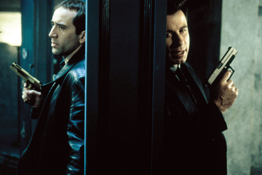 <b>«Без лица», 1997</b>
<br><br>
Фантастический экшн-триллер Джона Ву (первый голливудский проект, где постановщик получил творческий контроль) про&nbsp;спецагента ФБР, которому пересаживают лицо одного брата-террориста, чтобы он выпытал у&nbsp;другого, где заложена бомба с&nbsp;отравляющим газом. На&nbsp;главные роли рассматривались разные пары артистов, в&nbsp;том числе Сильвестр Сталлоне и Арнольд Шварценеггер, Майкл Дуглас и Харрисон Форд, Алек Болдуин и Брюс Уиллис. Сам Кейдж, в&nbsp;итоге сыгравший в&nbsp;картине вместе с&nbsp;Джоном Траволтой, небезосновательно считает «Без лица» шедевром.
