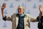 Питер О'Тул демонстрирует свои руки после того, как оставил отпечатки напротив знаменитого Китайского театра Граумана в Голливуде, 2011 год