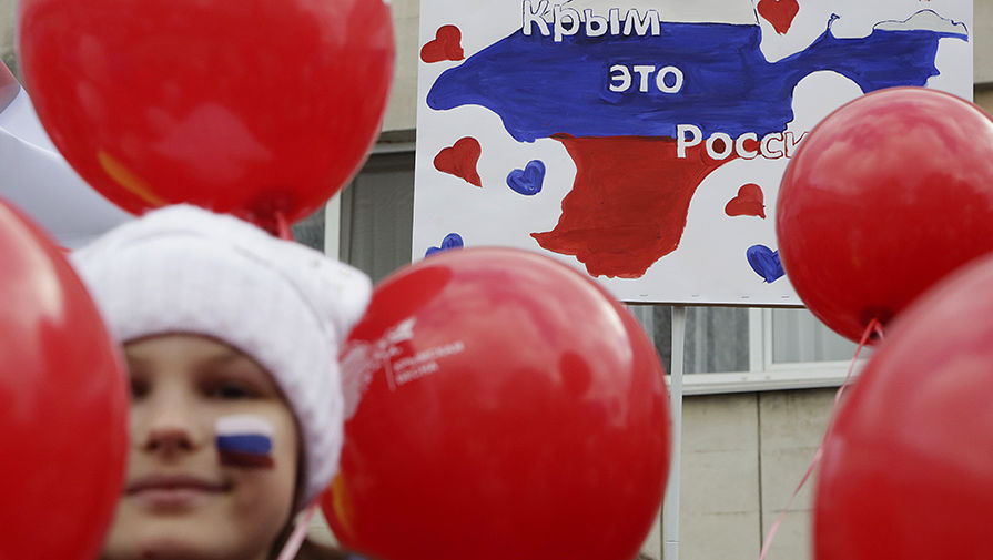 Участники праздничного парада &laquo;Наша крымская весна&raquo;, посвященного второй годовщине присоединения Крыма к&nbsp;России, на&nbsp;площади перед&nbsp;Дворцом пионеров в&nbsp;Симферополе