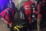 Медики и пострадавший после взрыва автомобиля в Киеве, 25 октября 2017 года