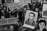 Участники демонстрации на Красной площади в Москве по поводу благополучного приземления летчиков-космонавтов Валентины Терешковой и Валерия Быковского, 1963 год