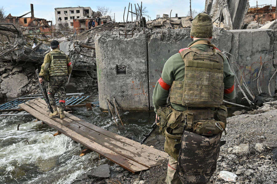 Военнослужащие РФ на&nbsp;взорванном мосту через&nbsp;реку Суджа, 15&nbsp;марта 2025&nbsp;года