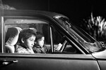 <b>«Две машины, одна ночь» (2003)</b>
<br><br>
Первый успех к Вайтити-режиссеру пришел в 2003 году — до этого он был известен больше как комик, участник ансамбля So You're a Man. Короткометражка «Две машины, одна ночь» — о детях, ожидающих возвращения своих родителей из сельского паба, — была номинирована на «Оскар».