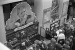 Парфюмерный отдел ЦУМа. 1948 год