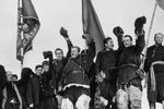 Первая советская полярная экспедиция. Первая в мире советская полярная научно-исследовательская дрейфующая станция «Северный полюс – 1» работала с 21 мая 1937 года по 19 февраля 1938 года. Встреча с экспедицией по эвакуации 19 февраля 1938 года. Руководитель станции Иван Дмитриевич Папанин (в центре), метеоролог и геофизик Евгений Константинович Федоров (слева), радист Эрнст Теодорович Кренкель (справа), гидробиолог и океанограф Петр Петрович Ширшов (второй справа)