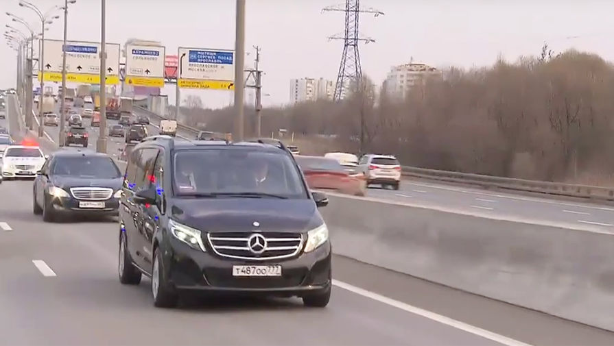 Кортеж патриарха Московского и всея Руси Кирилла во время движения по МКАД с молитвой об избавлении от вредоносного поветрия — коронавирусной инфекции, 3 апреля 2020 года