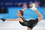 Александра Трусова выступает в произвольной программе женского одиночного катания на соревнованиях по фигурному катанию на XXIV зимних Олимпийских играх в Пекине, 2022 год