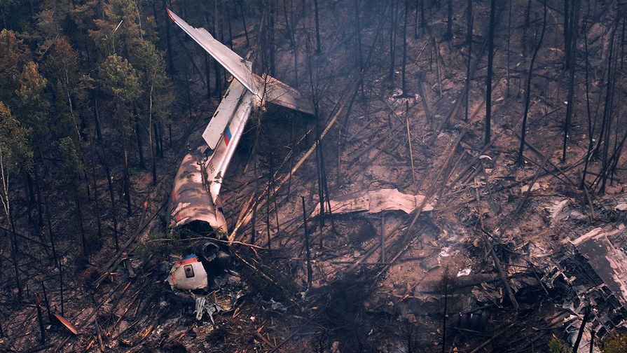 Обломки самолета Ил-76 на&nbsp;месте крушения, обнаруженном наземной группой спасателей отряда &laquo;Центроспас&raquo;, в&nbsp;4 км южнее населенного пункта Рыбный Уян на&nbsp;склоне одной из&nbsp;сопок