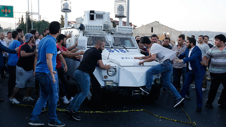 Люди атакуют полицейский бронированный автомобиль с арестованными участниками мятежа в Стамбуле