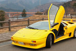 <b>Lamborghini Diablo</b> (годы выпуска: 1990&nbsp;- 2001). Название Diablo, означающее Дьявол в&nbsp;переводе с&nbsp;испанского языка, принадлежало свирепому быку герцога Верагуа, который был убит во время корриды в&nbsp;Мадриде в&nbsp;1869 году. Дизайн автомобиля имел черты основного стилевого направления 90-х годов, и делал автомобиль более изящным и утончённым в&nbsp;сравнении с&nbsp;моделями компании Lamborghini выпускавшимися ранее. Diablo стал первым Lamborghini, способным достичь максимальной скорости в&nbsp;320 км/ч.