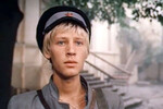 <b>«Зеленый фургон», Александр Павловский (1983)</b>
<br><br>
В двухсерийном художественном фильме «Зеленый фургон» Харатьян впервые запел, хотя изначально предполагалось, что все песни в картине исполнят Александр Градский или Валерий Леонтьев. Актер сыграл начинающего милиционера Володю Патрикеева, который становится начальником одесского уездного отделения и борется с нарушителями закона. В фильме также снялись Александр Демьяненко, Борислав Брондуков, Александр Соловьев и другие.