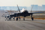 Всепогодный малозаметный истребитель-бомбардировщик F-35 на международной выставке Aero India 2025 на территории военно-воздушной базы Yelahanka в Бангалоре