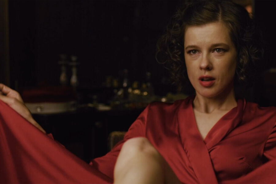 <b>«Горький 53» (сериал, 2024-...)</b>
<br><br>
Сериал рассказывает историю бывшего фронтовика, командира разведки, который в 1953 году по амнистии выходит из тюрьмы. Он попадает в родной город Горький, где ему предстоит внедриться в банду и разоблачить преступников.
<br>
Екатерина Шпице досталась в этом сериале роль бандитской «музы» по имени Кира: актрисе всегда удаются роли женщин «с надломом».