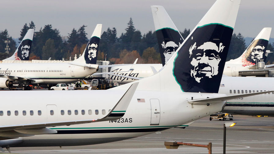 Самолеты Alaska Airlines в аэропорту Сиэтл/Такома в штате Вашингтон