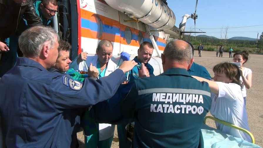 Два вертолёта Ми-8 Сибирского регионального центра МЧС России и авиакомпании &laquo;Бурятские авиалинии&raquo; производят санитарно-авиационную эвакуацию пострадавших при&nbsp;ДТП в&nbsp;Забайкалье 