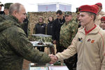 Президент России Владимир Путин общается с участниками Всероссийского детско-юношеского военно-патриотического общественного движения «Юнармия» на полигоне «Донгуз», где проходит основной этап стратегического командно-штабного учения «Центр-2019», 19 сентября 2019 года